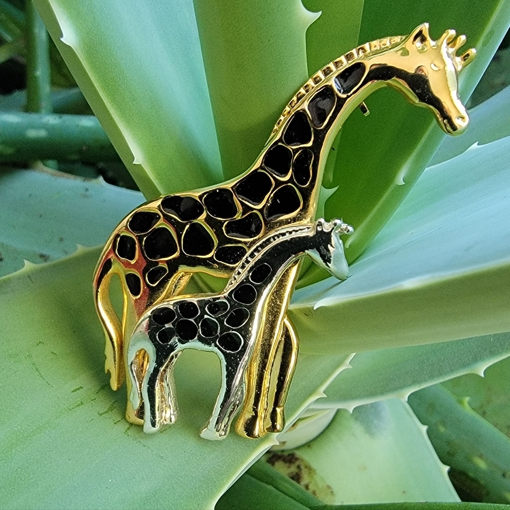 TC  Vintage 1980, Giraffe Brooch Featuring Mother And Baby.